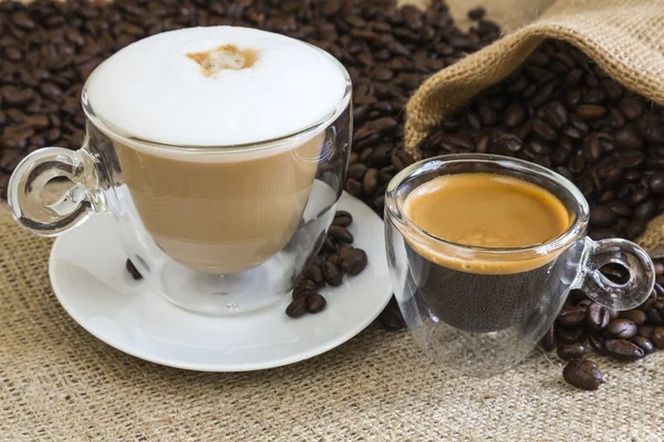 Cappuccino és friss eszpresszót — Stock Fotó