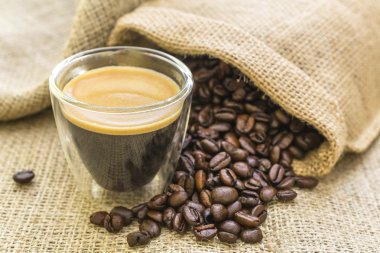 taze espresso ve petrol kavrulmuş kahve çekirdeği