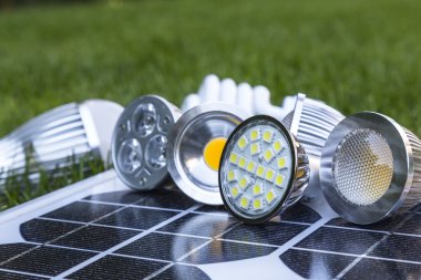 Fotovoltaik çim üzerinde gu10 LED ampuller