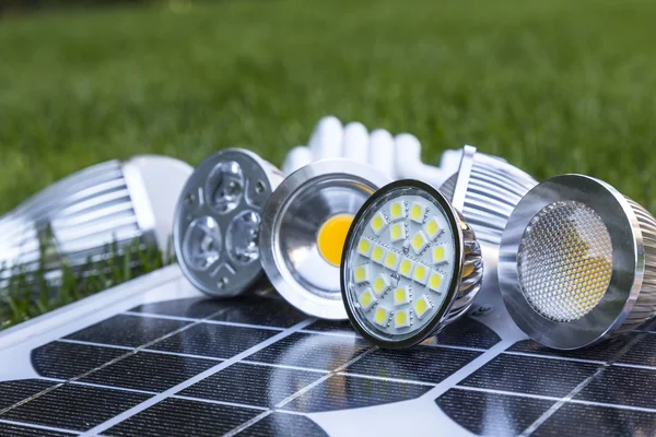 GU10 Lampadine a LED sul fotovoltaico in erba — Foto Stock