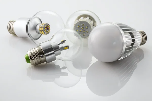Светодиодные лампы E27 с новой почкой различные технологии питания лампы — стоковое фото