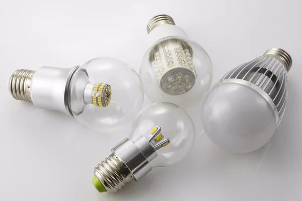 Lampade LED E27 con una nuova e diversa tecnologia di potenza della lampada — Foto Stock