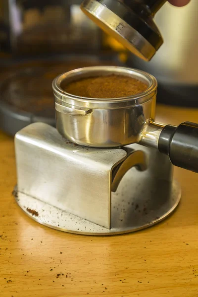 Imagem de detalhe depois de tampar motivos de café expresso em uma baioneta — Fotografia de Stock