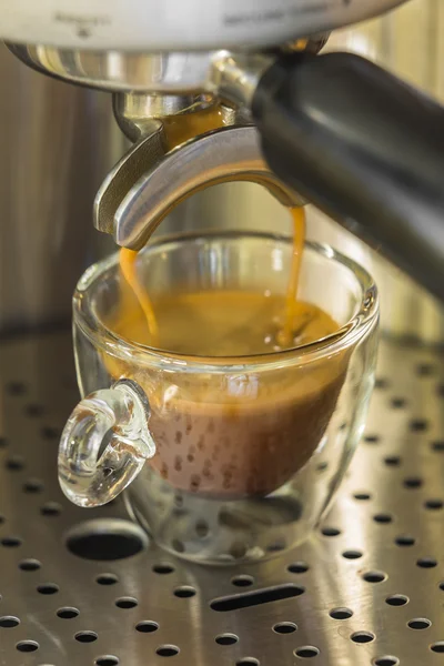 Приготування міцної кави еспресо з кавоваркою — стокове фото