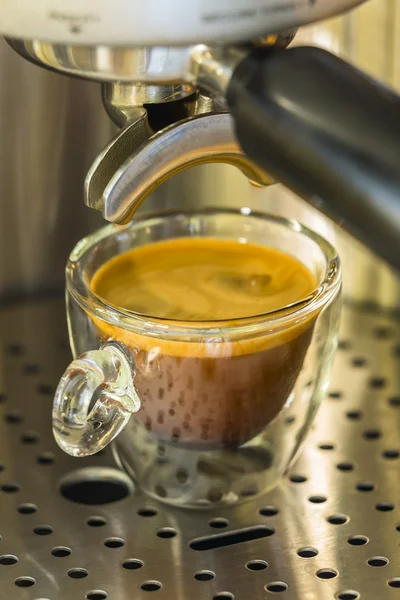 Sterke espresso in een kopje doorschijnend glas — Stockfoto