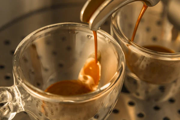 Erster Strom starken Espressokaffees — Stockfoto