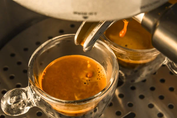 強いエスプレッソのコーヒーの espr から描画されている最後の滴 — ストック写真