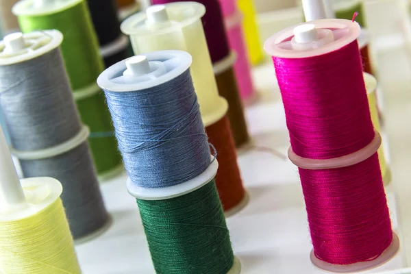 Carretes de hilo de coser de diferentes colores —  Fotos de Stock