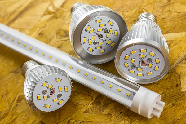 Tubo LED T8 e varie lampadine raffreddate E27 — Foto Stock