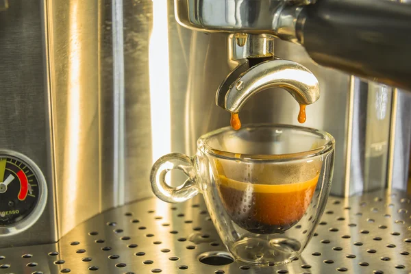 The last drops of strong espresso coffee being drawn from a espr — Stock Photo, Image