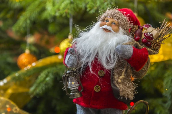 Schattig Kerstman met lantern en een rugzak — Stockfoto