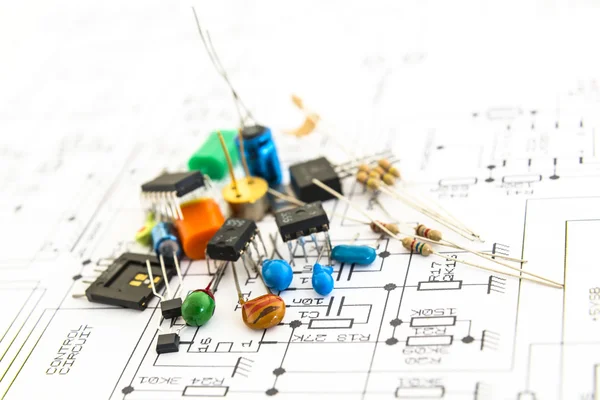 Electronic components on a schematic diagram background. — Stock Photo, Image