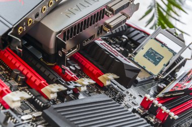 işlemci, ses kartı ve ram anakart ile vga