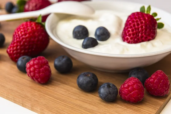 Sweet berry of raspberries, strawberries and blueberries, some o — Stock Photo, Image