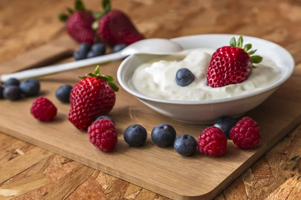 Healthy breakfast, sweet berry of raspberries, strawberries and — Stock Photo, Image