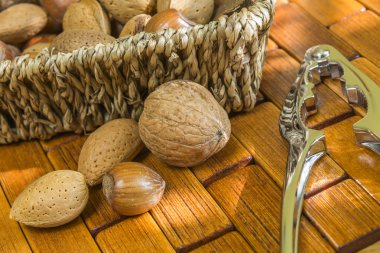 bazı badem, fındık, ceviz ve ceviz sabotajcı önünde ba