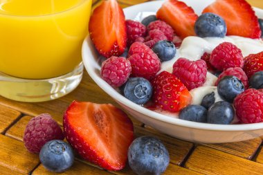 portakal suyu ile yoğurt tatlı berry