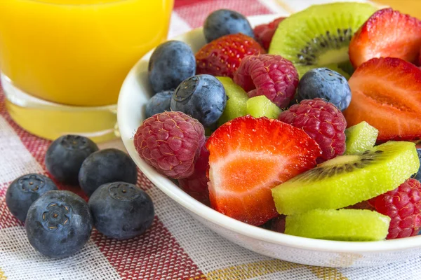 熟した果実とオレンジ ジュースとキウイ — ストック写真