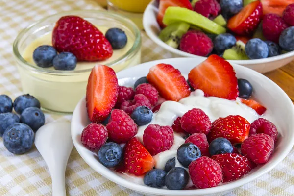 Bacche dolci in piccole ciotole con succo d'arancia — Foto Stock