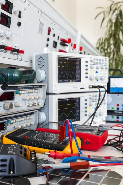 Defecte zonne-regelgever en controleren met behulp van een oscilloscopen — Stockfoto