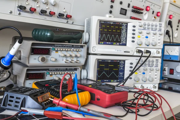 Controleren en herstellen defecte zonne-regulator met behulp van een oscillosc — Stockfoto