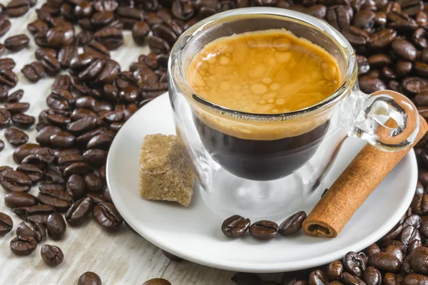 Свіжа кава еспресо в прозорому келиху з золотим соусом — стокове фото