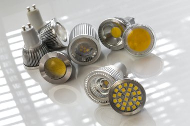 gu10 LED ampuller farklı ışık yayan fişleri ile