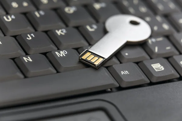 USB флэш-накопитель на клавиатуре ноутбука — стоковое фото