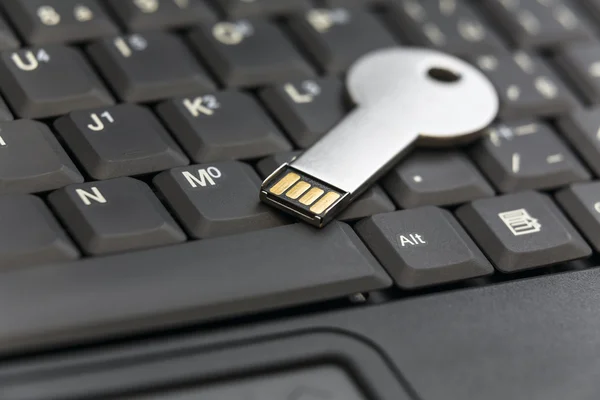 Usb flash drive op laptop toetsenbord — Stockfoto