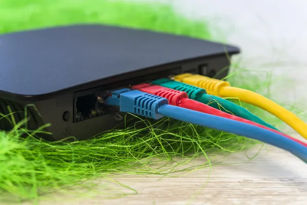 Conmutador de red con varios cables RJ45 de color conectados para swit —  Fotos de Stock