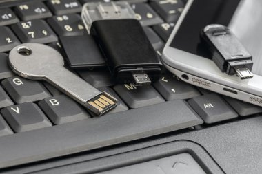 laptop klavye smartphone ile USB ve mikro usb anahtarları