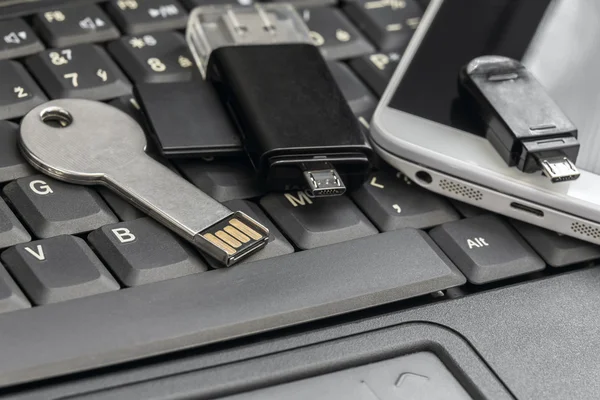 USB und Micro-USB-Tasten mit Smartphone auf der Laptop-Tastatur — Stockfoto