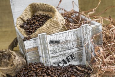 kavrulmuş kahvenin önünde eski ahşap kutu ile dağınık bir