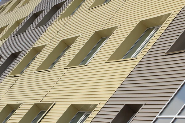 Façade moderne avec fenêtres — Photo