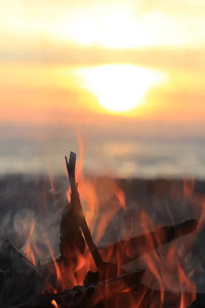 Flamme de feu au coucher du soleil — Photo