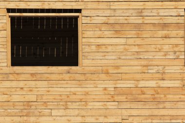 pencere açılış ile ahşap duvar