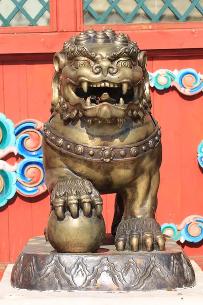Escultura budista de un león — Foto de Stock
