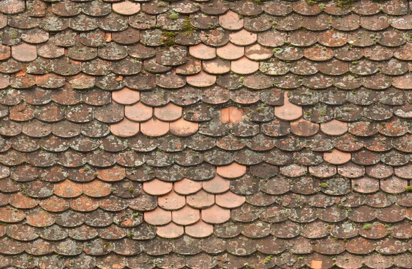 Azulejos de techo rojo viejo sin costuras reparado textura — Foto de Stock