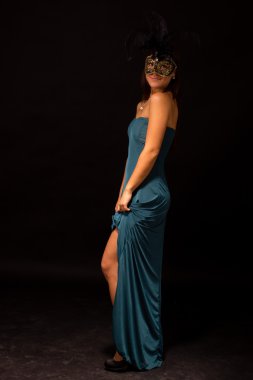 Güzel esmer kadın.