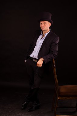 siyah elbiseli şık genç adam