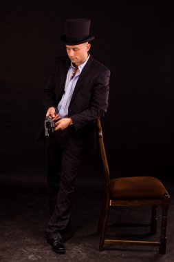 tabancalı yakışıklı adam