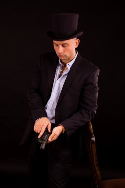 tabancalı yakışıklı adam