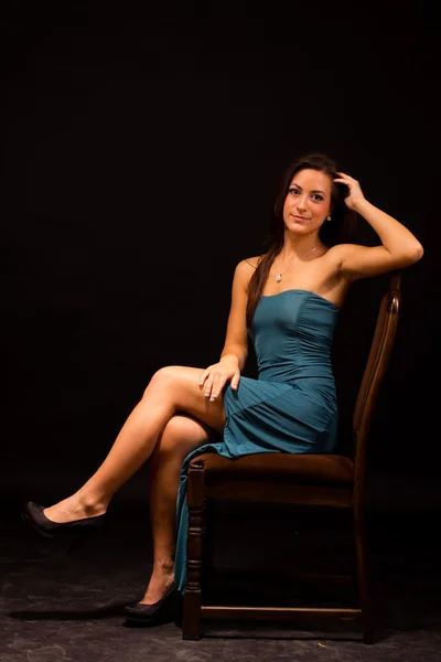 Elegante mulher elegante com cabelo comprido — Fotografia de Stock