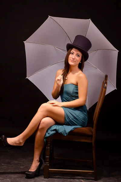 Mulher elegante com um chapéu segurando um guarda-chuva branco — Fotografia de Stock