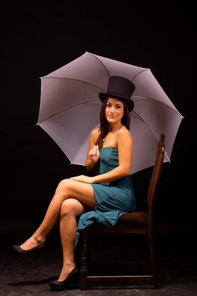 Elegancki kobieta w kapeluszu, trzymając biały parasol — Zdjęcie stockowe