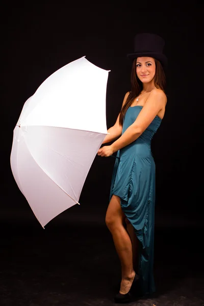 Elegant kvinna med en hatt som innehar ett vitt paraply — Stockfoto