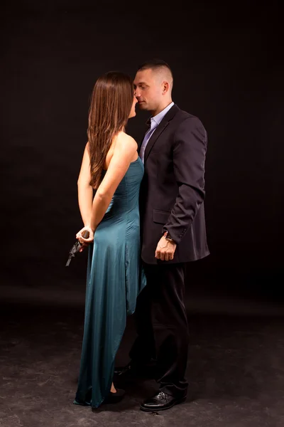 Schönes reizvolles Paar mit Handfeuerwaffe — Stockfoto
