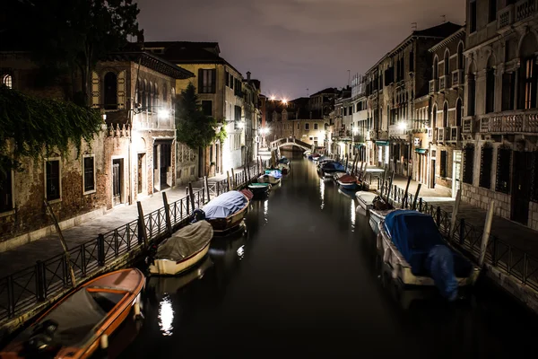 Enger Kanal in Venedig bei Nacht Italien — Stockfoto