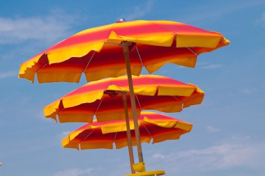 çok güneşli bir plaj şemsiye