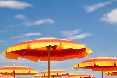 çok güneşli bir plaj şemsiye